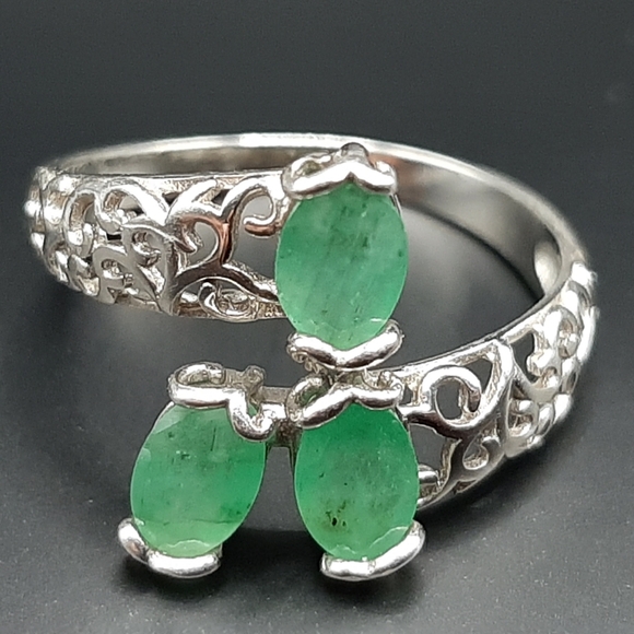 Emerald Bypass 3 Stone Cocktail Ring, Green Stone Trendy Luxury Filigree Ring - Picture 6 of 6